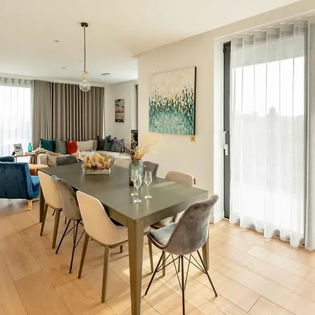 Sunrise City View Luxury Apartment With Balcony And Elevator